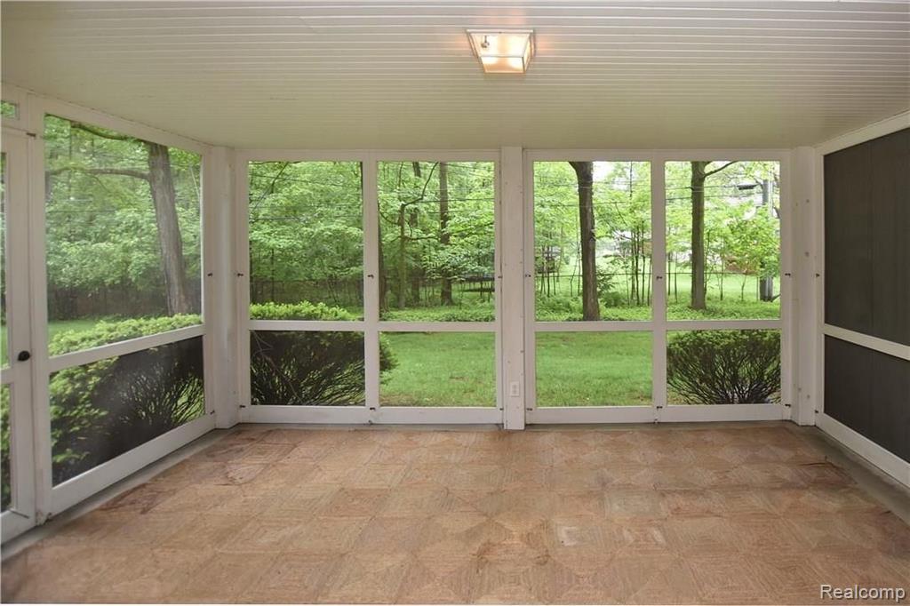 32635 Old Post Road Beverly Hills, MI 48025 - Photo 10 of 34
