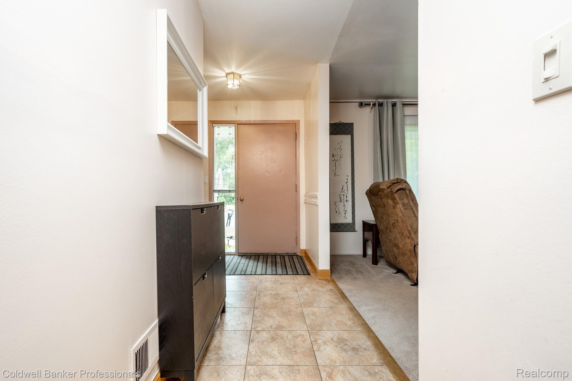 40487 Village Wood Road Novi, MI 48375 - Photo 27 of 46 Hall from front door to kitchen