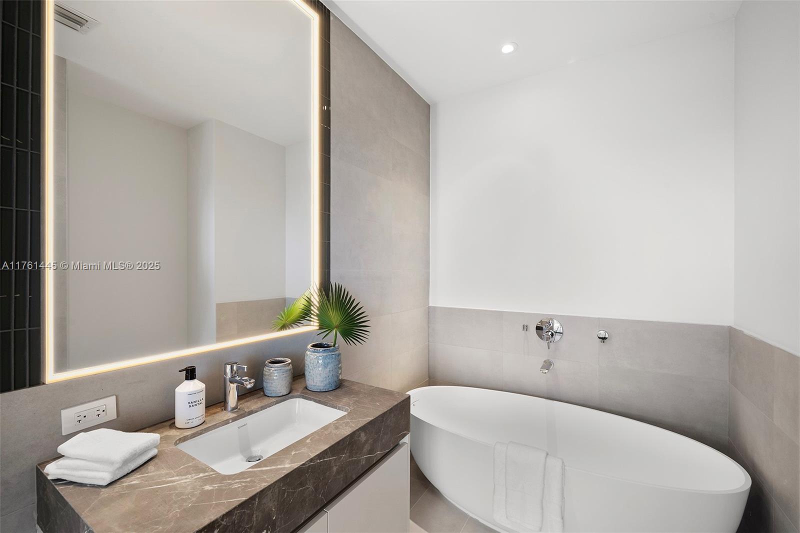 500 Alton Road, Unit 2501 Miami Beach, FL 33139 - Photo 26 of 37 Gallery Image 26