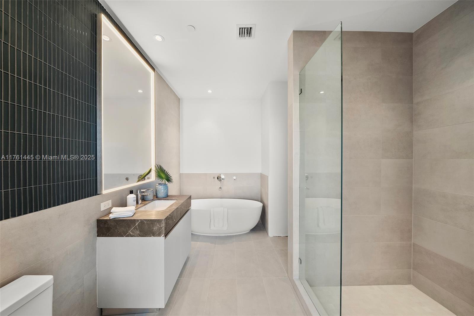 500 Alton Road, Unit 2501 Miami Beach, FL 33139 - Photo 27 of 37 Gallery Image 27