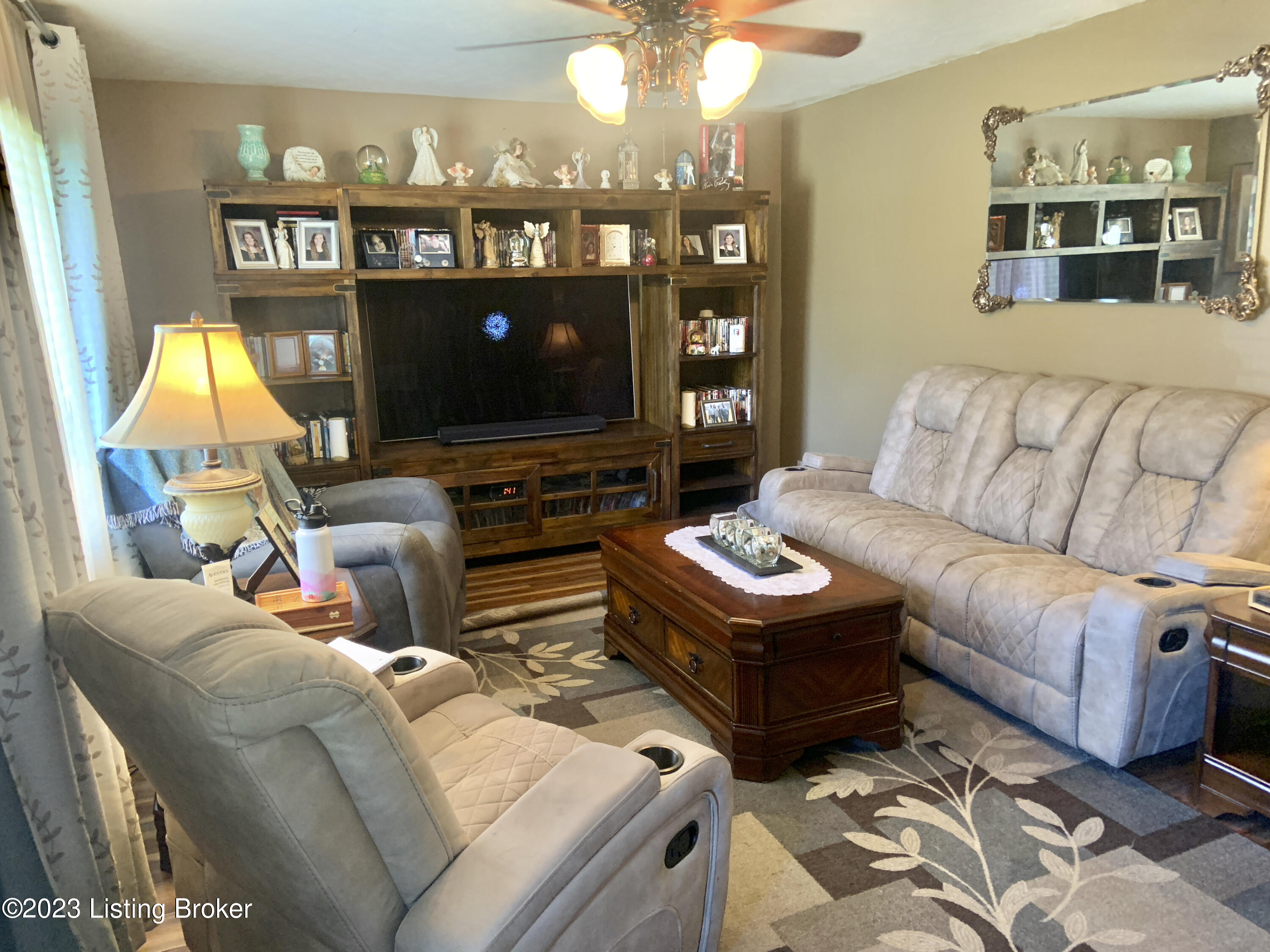 1033 Runell Road Louisville, KY 40214 - Photo 3 of 13 IMG_4258