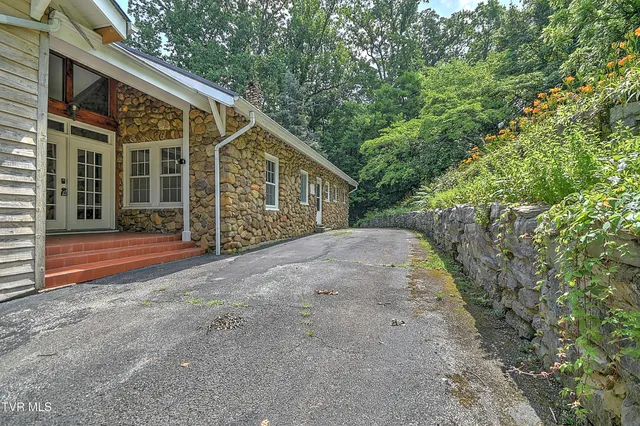 $675,000 | 1027 West Summer Street, Greeneville, TN 37743