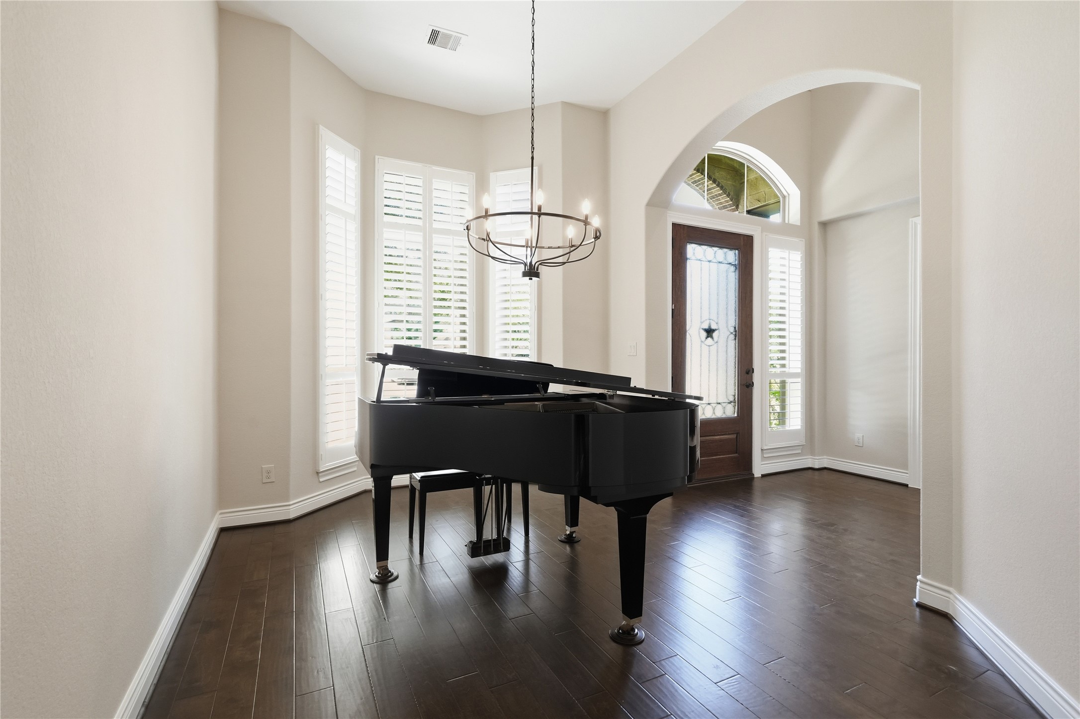 6429 Remlap Street Houston, TX 77055 - Photo 3 of 30 This light-filled dining room offers a comfortable, elegant backdrop for gatherings, celebrations, and everyday meals.