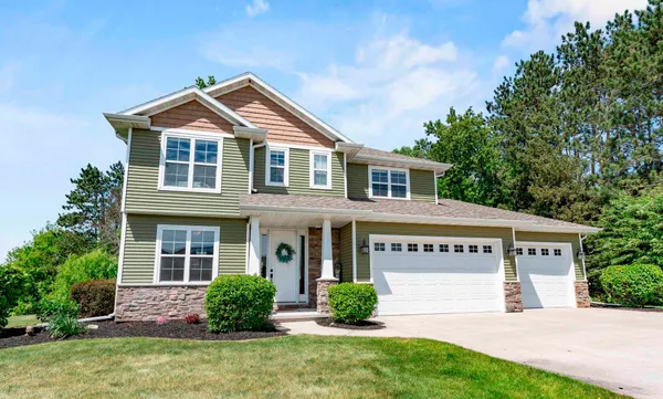 $689,900 | W7574 Cross Country Lane, Hortonville, WI 54944