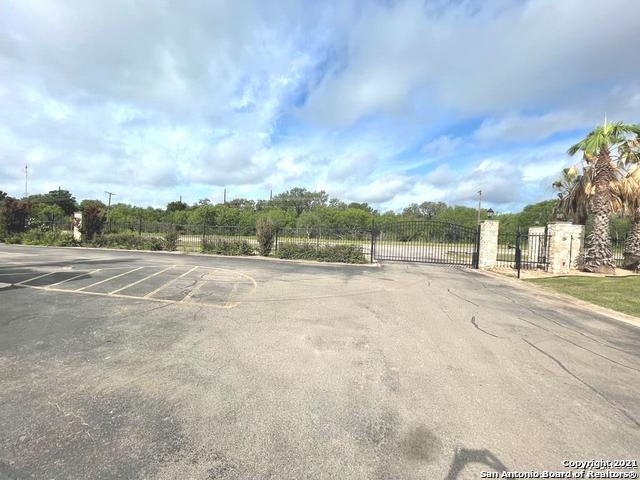 104 Sutton Place, Unit 4 Uvalde, TX 78801 - Photo 5 of 7