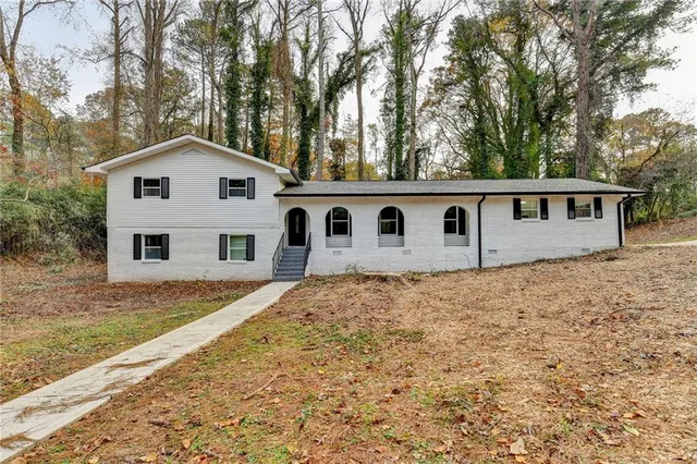a view of a house with a yard