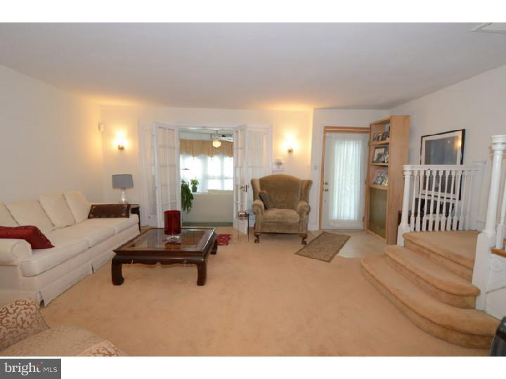 6413 Morris Park Road Philadelphia, PA 19151 - Photo 6 of 24 Living Room