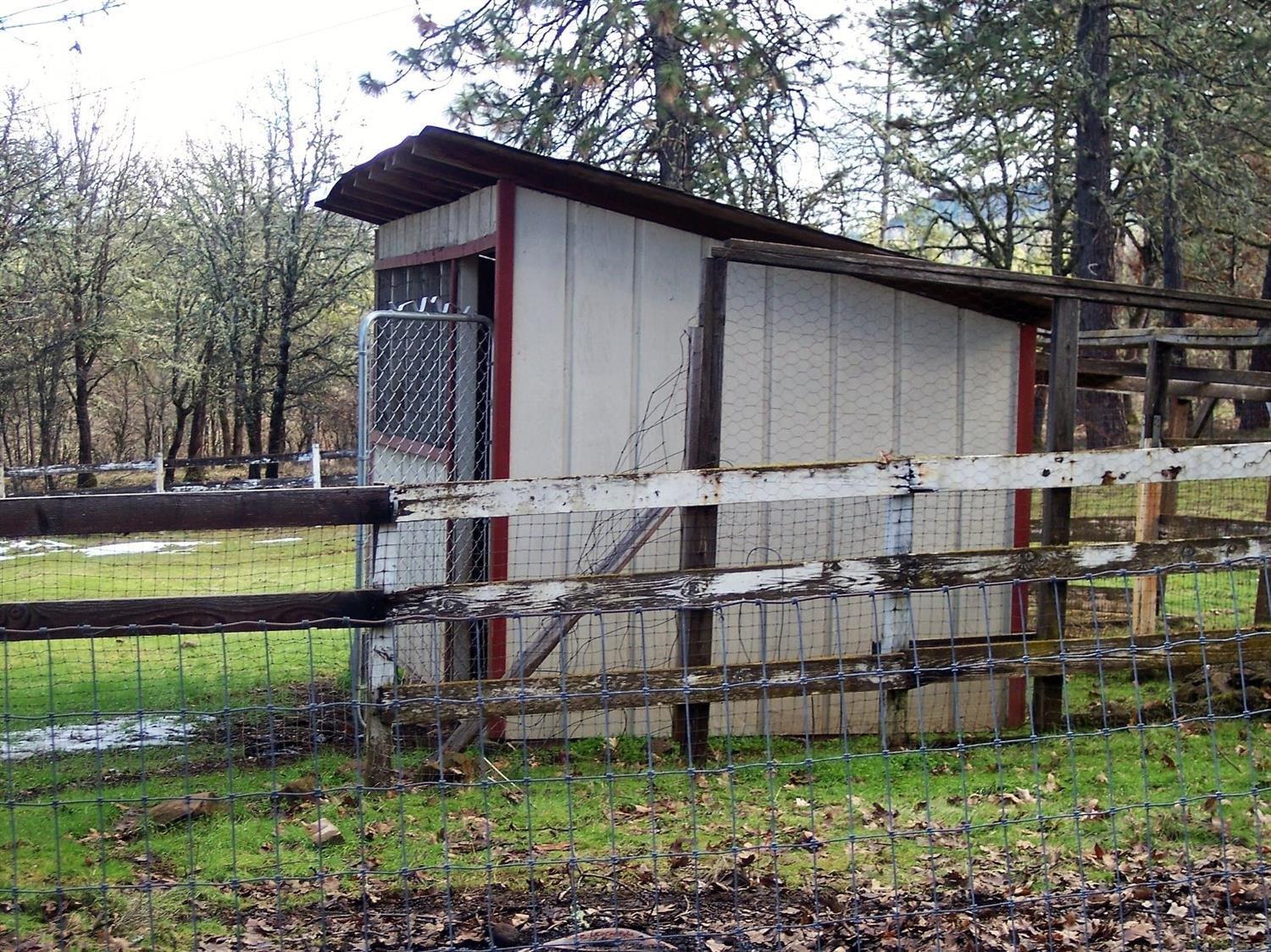 2140 Obenchain Road Eagle Point, OR 97524 - Photo 23 of 31 Goat shelter