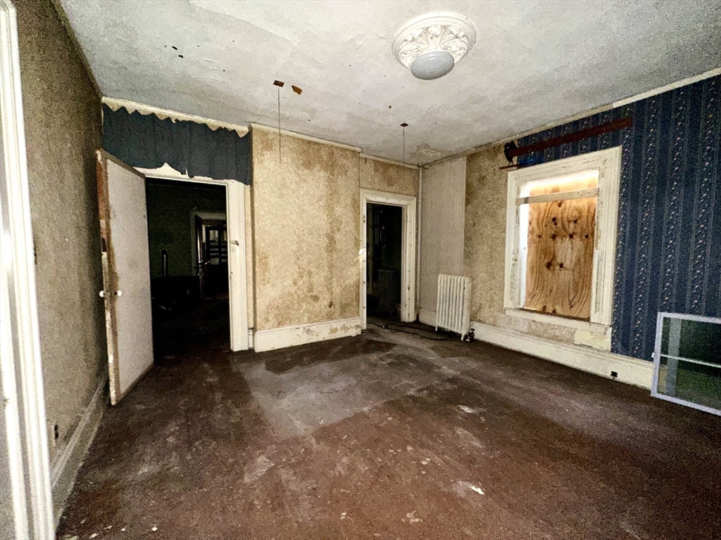 146 Bay Street Springfield, MA 01109 - Photo 16 of 39 an empty room with windows and closet