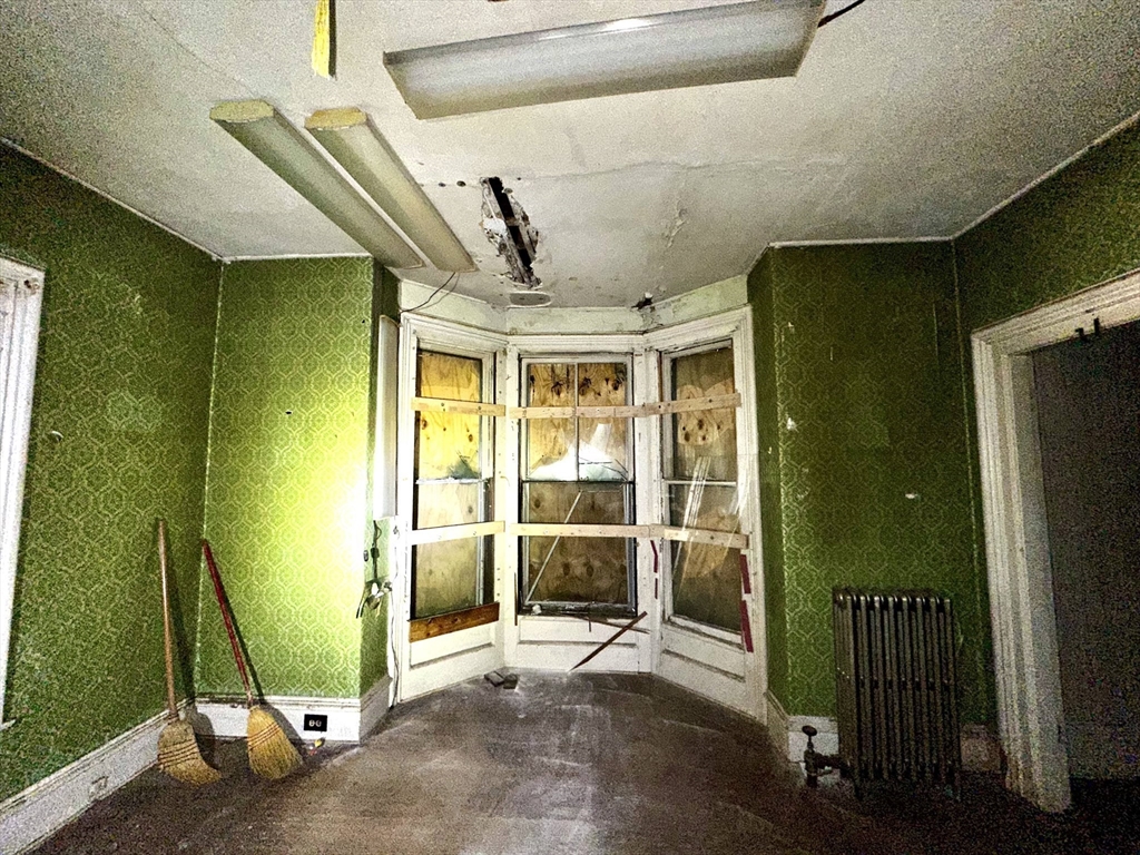 146 Bay Street Springfield, MA 01109 - Photo 9 of 39 a view of entryway