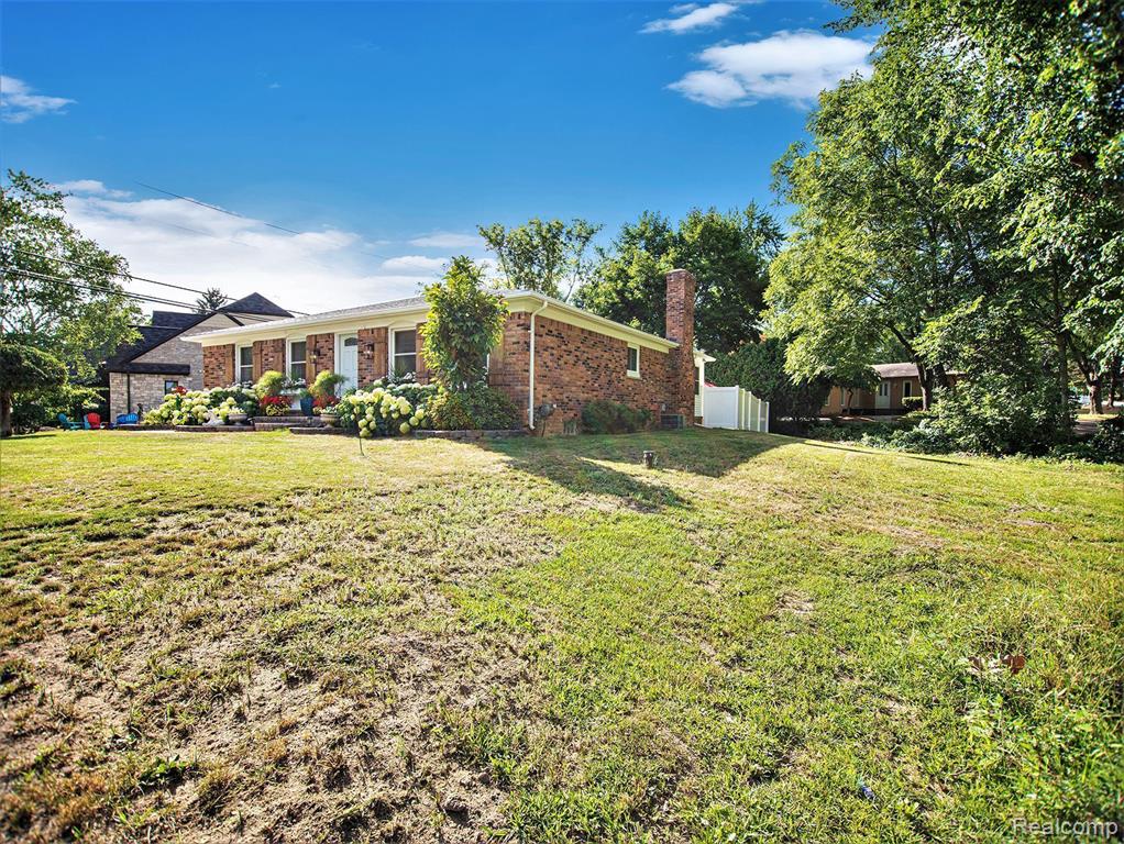240 Maplehill Road Rochester Hills, MI 48306 - Photo 4 of 35