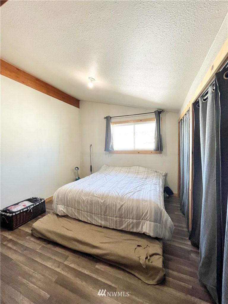 179 Tonasket Airport Road Tonasket, WA 98855 - Photo 14 of 31 a bedroom with a bed and a window