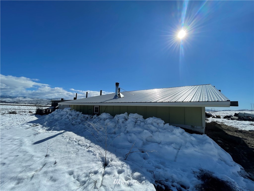 179 Tonasket Airport Road Tonasket, WA 98855 - Photo 24 of 31 a bathroom with a sink and a stove