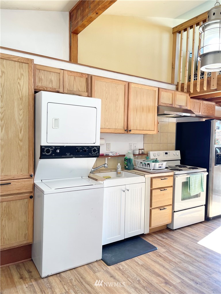 179 Tonasket Airport Road Tonasket, WA 98855 - Photo 5 of 31 a utility room with washer and dryer