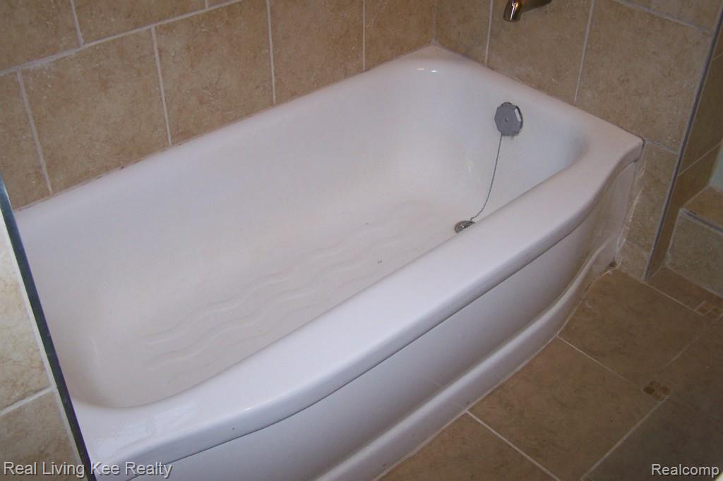 2906 Emmons Avenue Rochester, MI 48307 - Photo 15 of 35 100_6898.jpg