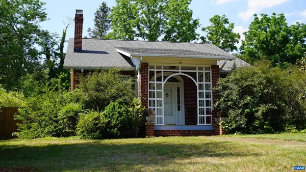 a view of a house with backyard and garden