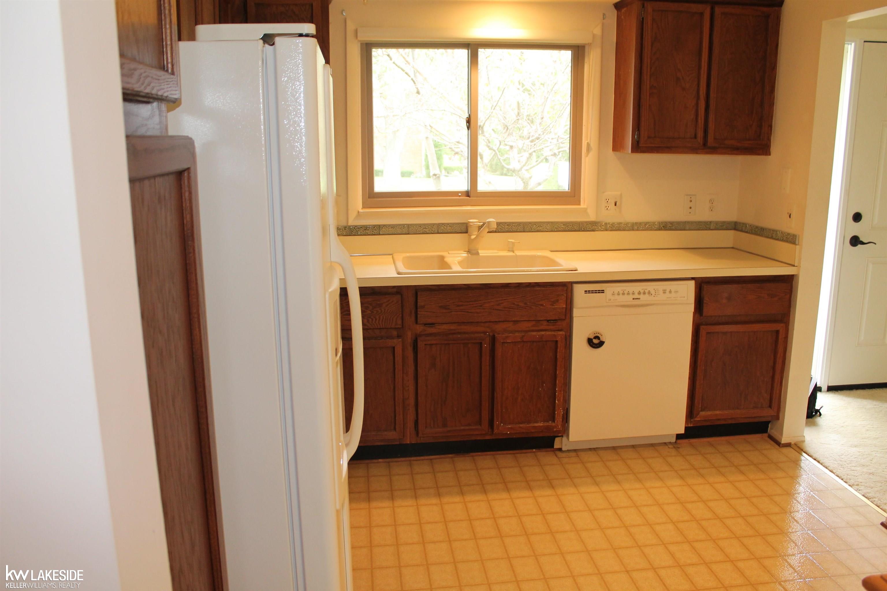 3974 Old Creek Road Troy, MI 48084 - Photo 9 of 32 50091748-16.JPG