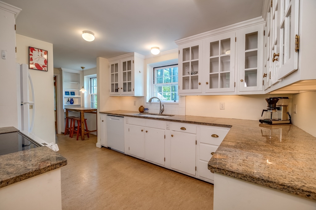 18 Plum Tree Road Amherst, MA 01002 - Photo 9 of 38