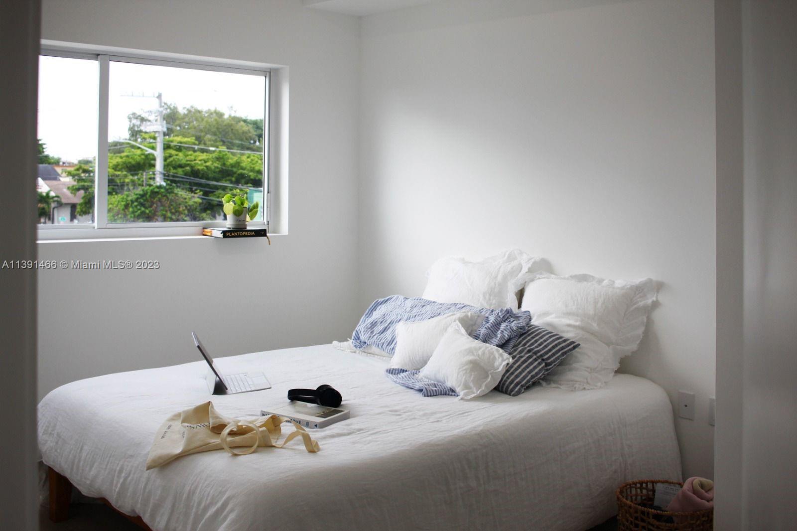 542 Southwest 7th Street Miami, FL 33130 - Photo 17 of 22 a bedroom with a bed and a window