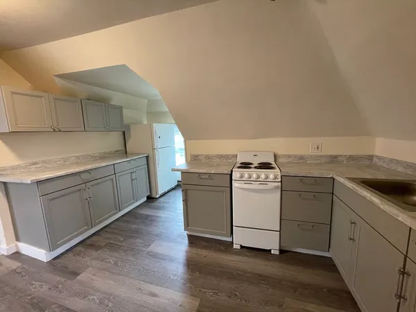 $1,600 | 631 Somerset Avenue, Unit 3, Taunton, MA 02780
