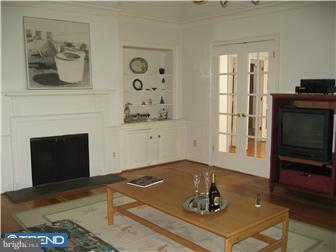 1425 Grasshopper Road Huntingdon Valley, PA 19006 - Photo 9 of 12 Living Room
