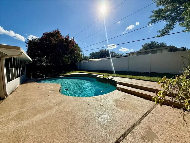 a view of a backyard