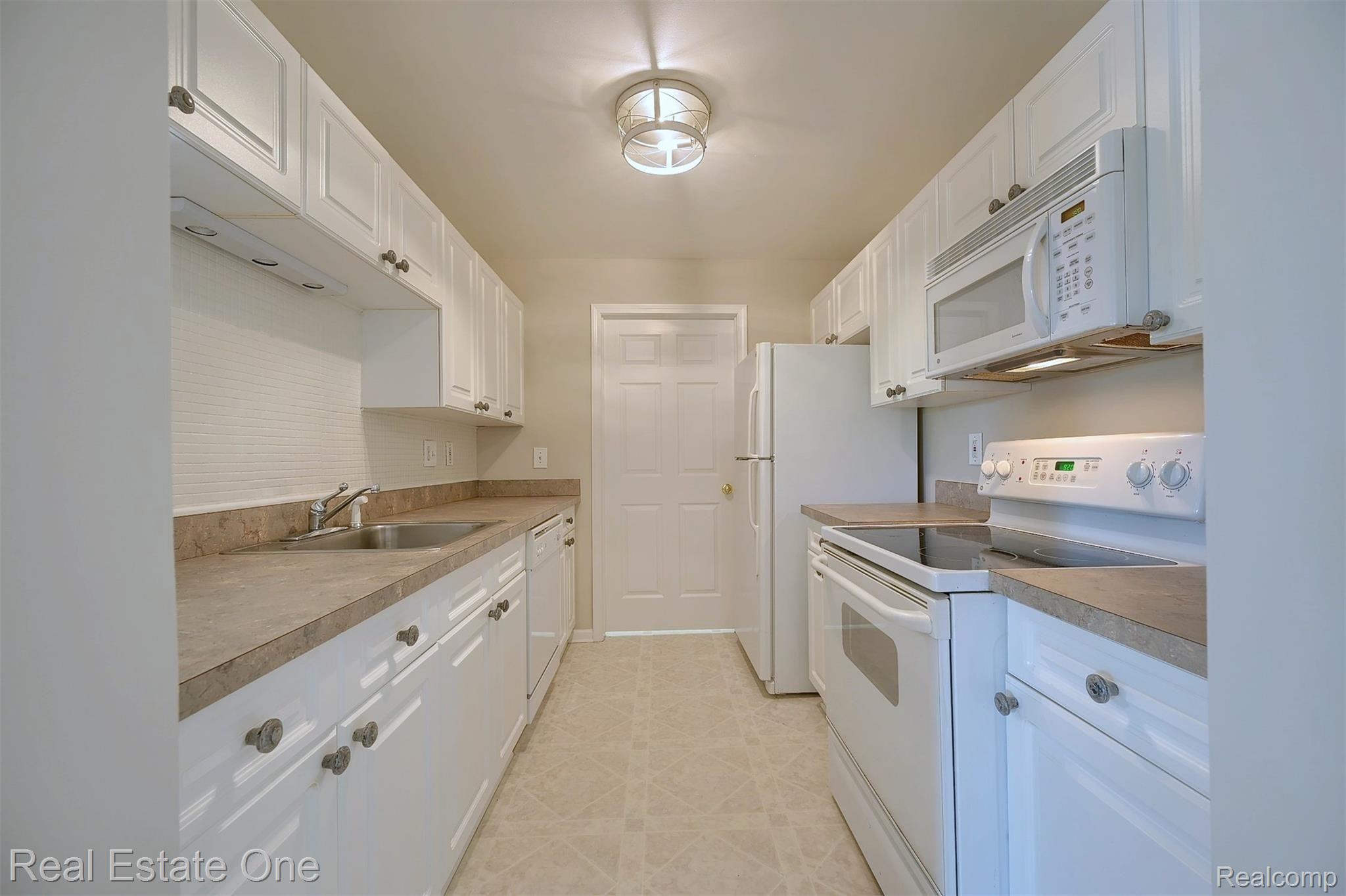 5353 Brookemonte Circle Rochester, MI 48306 - Photo 9 of 32 9-Kitchen.jpg