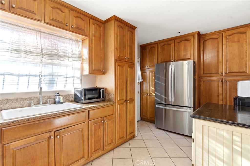 10731 Wright Road South Gate, CA 90280 - Photo 10 of 35 Kitchen