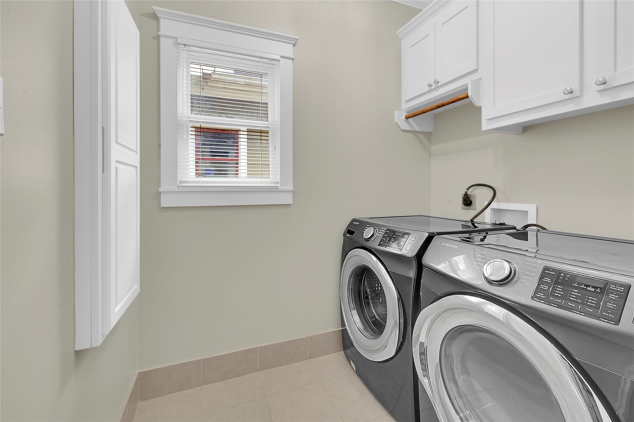 4418 Edsee Street Houston, TX 77009 - Photo 21 of 28 A spacious and bright indoor laundry room, conveniently located between the primary and secondary bedrooms.