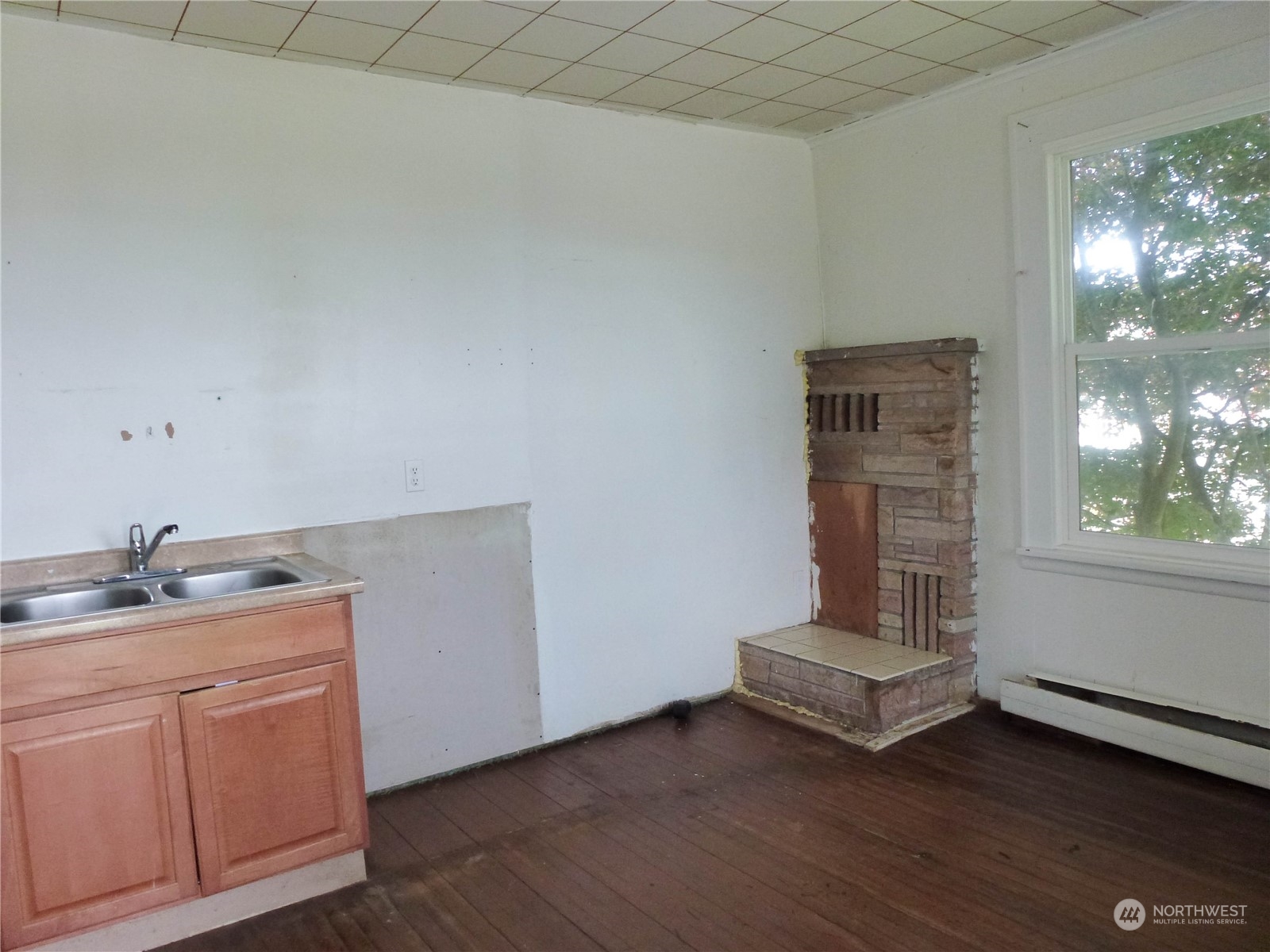 17096 Fir Island Road Mount Vernon, WA 98273 - Photo 13 of 22 a hallway with washer and dryer