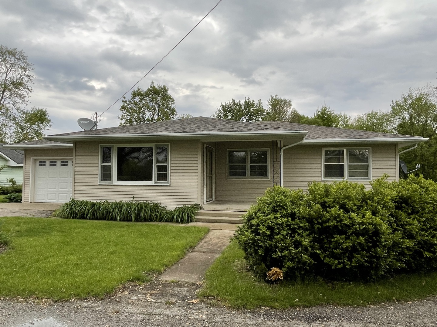 723 Raymond Road Watseka, IL 60970 - Photo 1 of 21