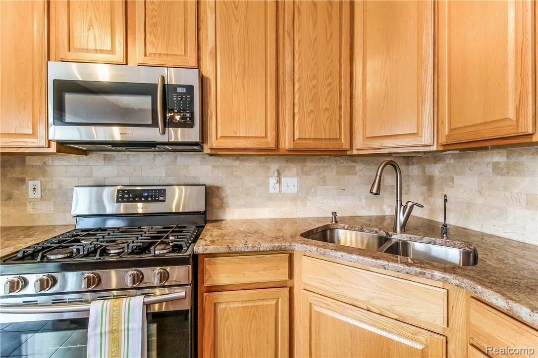 568 Cherry Orchard Road Canton, MI 48188 - Photo 15 of 37 015-Kitchen-5563555-large.jpg