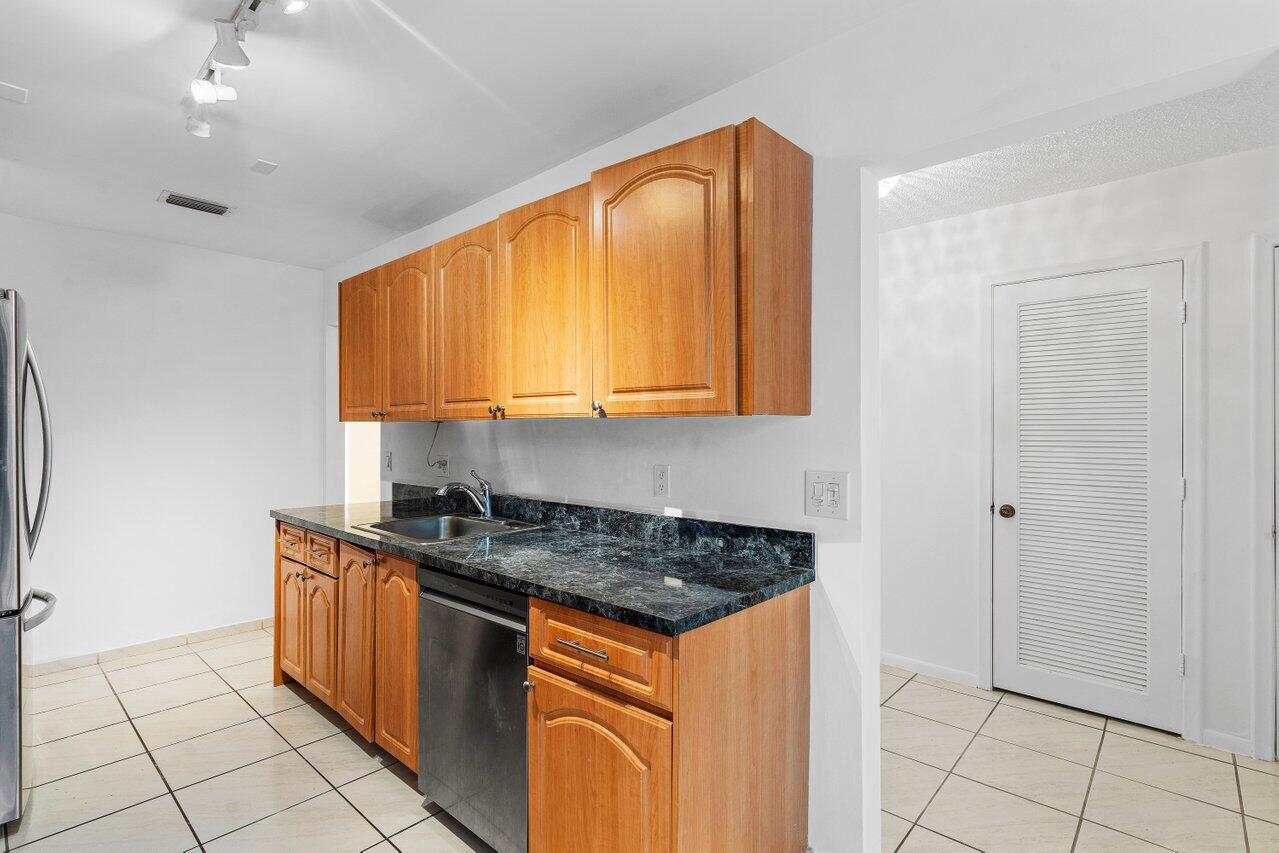 21648 Cypress Road, Unit 13E Boca Raton, FL 33433 - Photo 11 of 57 Kitchen