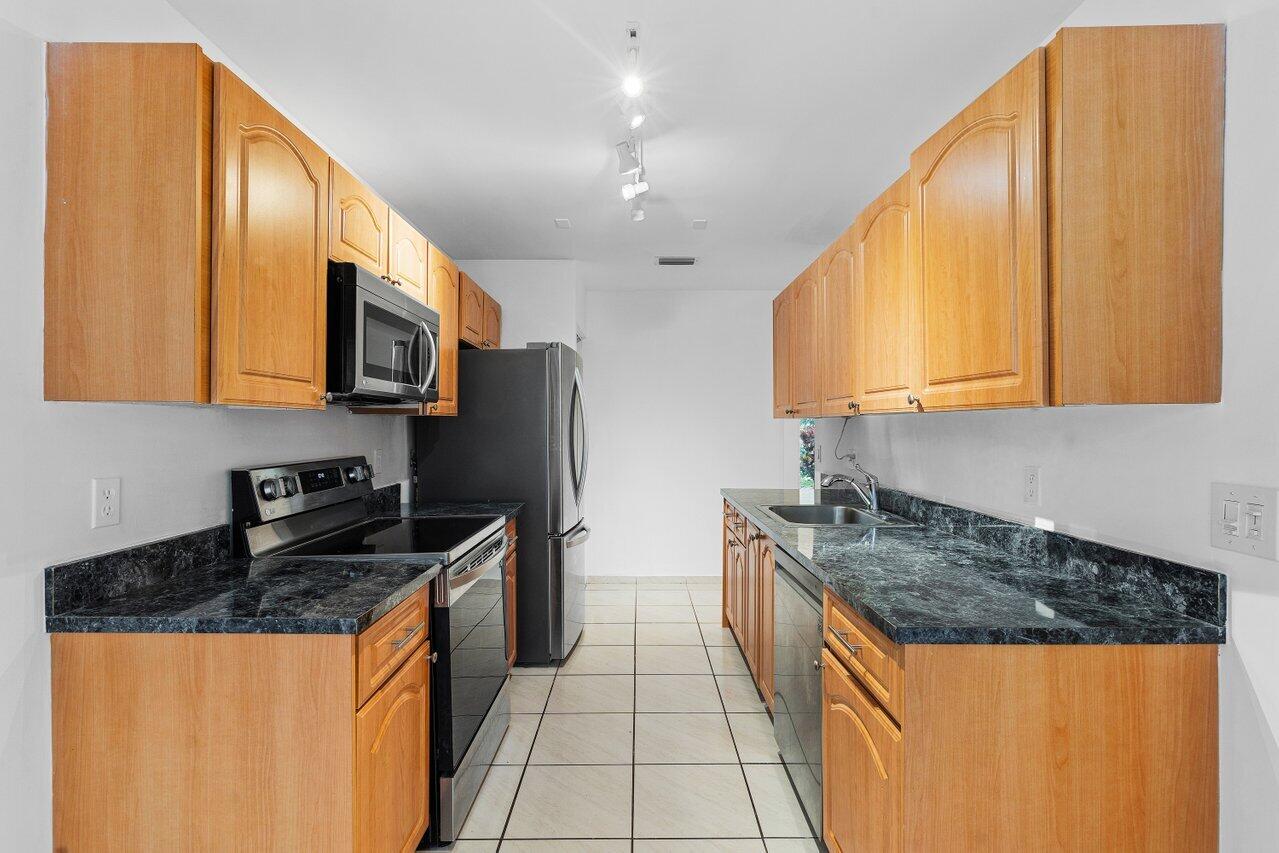 21648 Cypress Road, Unit 13E Boca Raton, FL 33433 - Photo 8 of 57 Kitchen