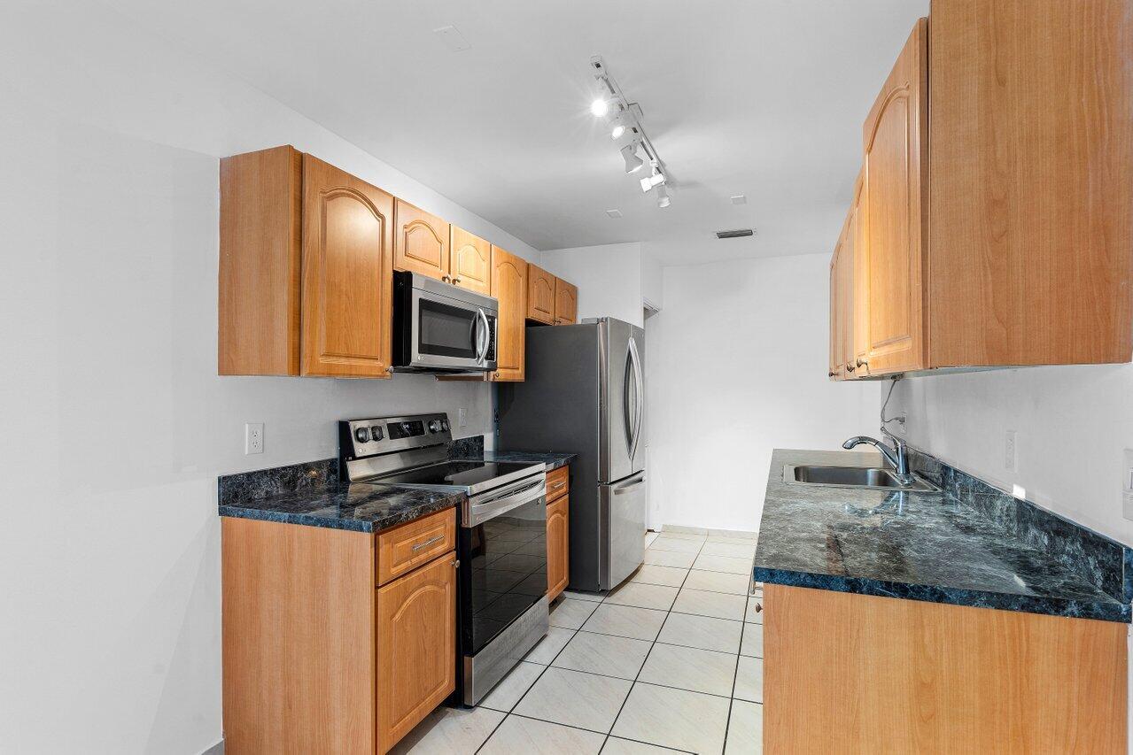 21648 Cypress Road, Unit 13E Boca Raton, FL 33433 - Photo 9 of 57 Kitchen