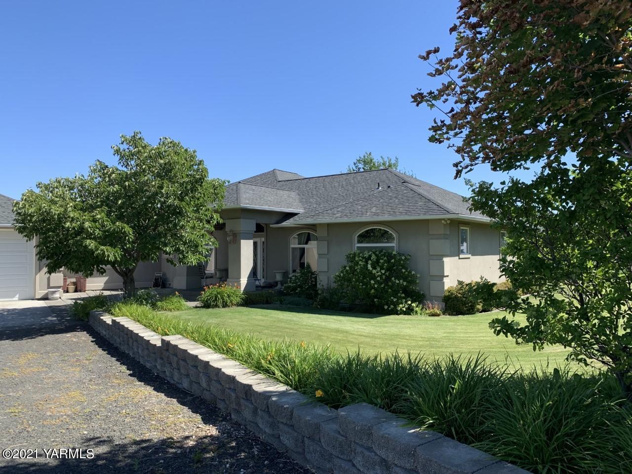 14841 Fisk Road Yakima, WA 98908 - Photo 2 of 59 a front view of a house with yard and green space