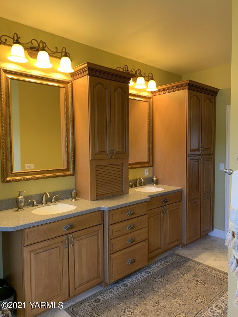 14841 Fisk Road Yakima, WA 98908 - Photo 14 of 59 a bathroom with a double vanity sink and mirror