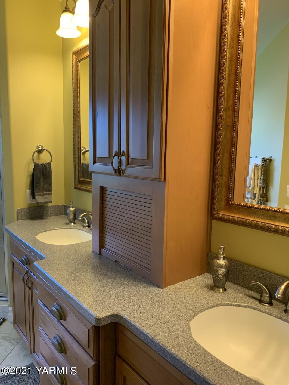 14841 Fisk Road Yakima, WA 98908 - Photo 16 of 59 a bathroom with a sink and a mirror