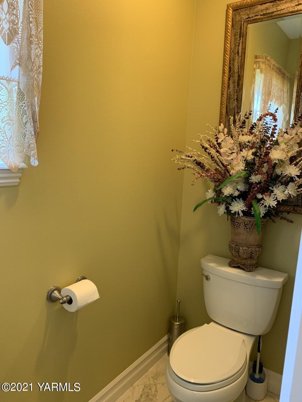 14841 Fisk Road Yakima, WA 98908 - Photo 17 of 59 a bathroom with a toilet