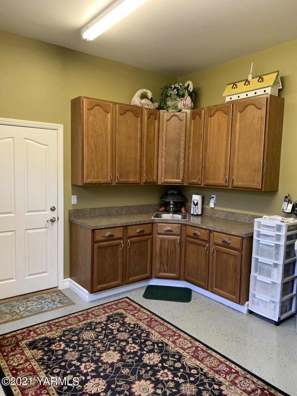 14841 Fisk Road Yakima, WA 98908 - Photo 19 of 59 a kitchen with granite countertop a sink and cabinets