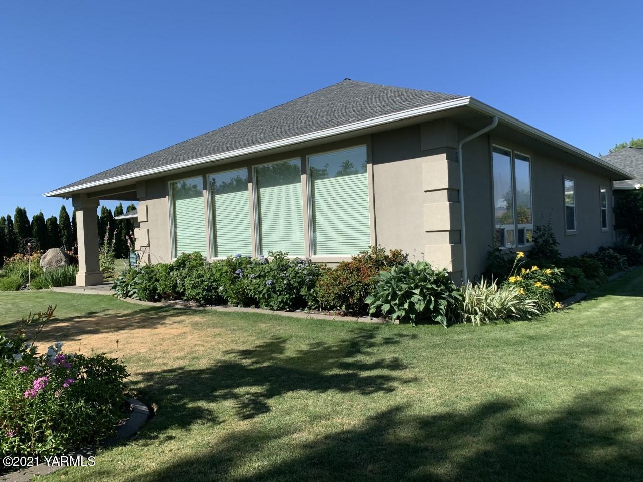 14841 Fisk Road Yakima, WA 98908 - Photo 3 of 59 a front view of house with garden