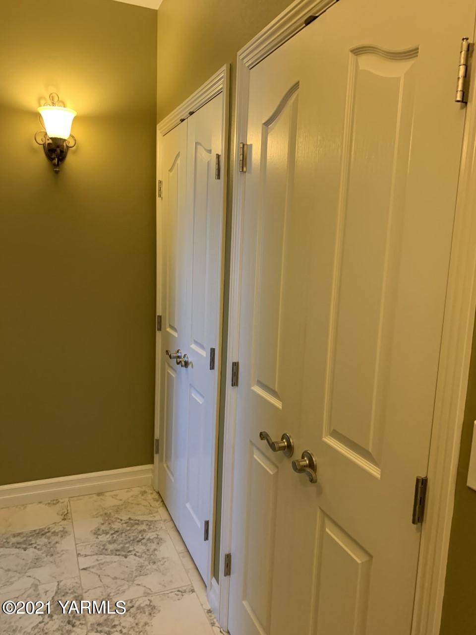14841 Fisk Road Yakima, WA 98908 - Photo 22 of 59 a bathroom with a shower and a tub