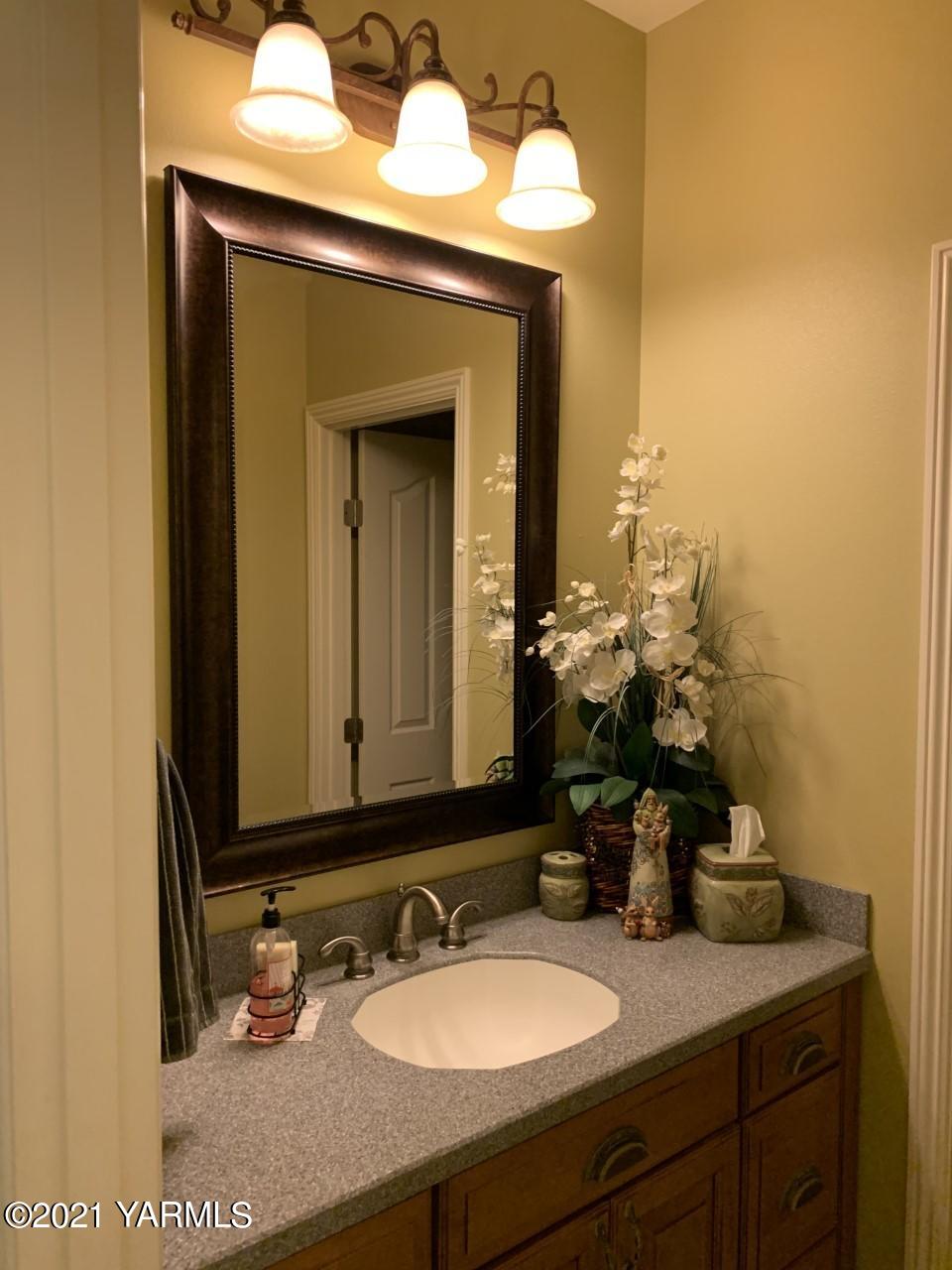 14841 Fisk Road Yakima, WA 98908 - Photo 23 of 59 a bathroom with a sink and a mirror