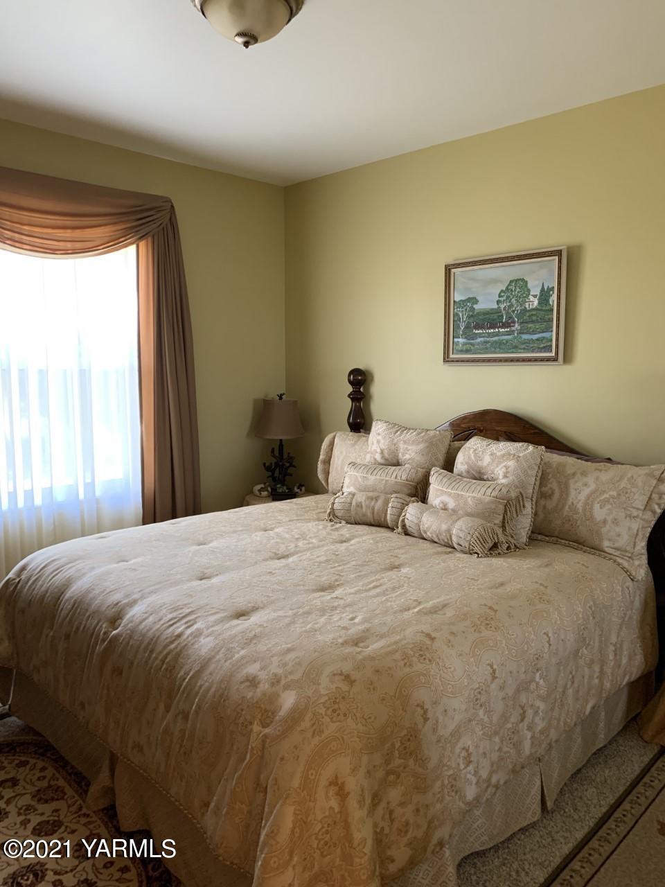 14841 Fisk Road Yakima, WA 98908 - Photo 25 of 59 a bedroom with a bed and a window