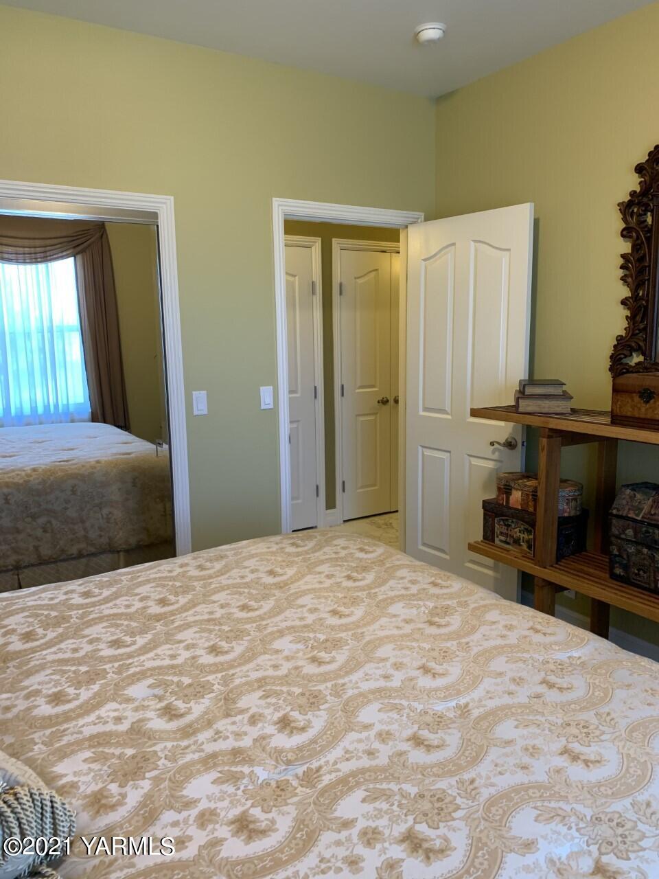 14841 Fisk Road Yakima, WA 98908 - Photo 27 of 59 a bedroom with a bed and a tv