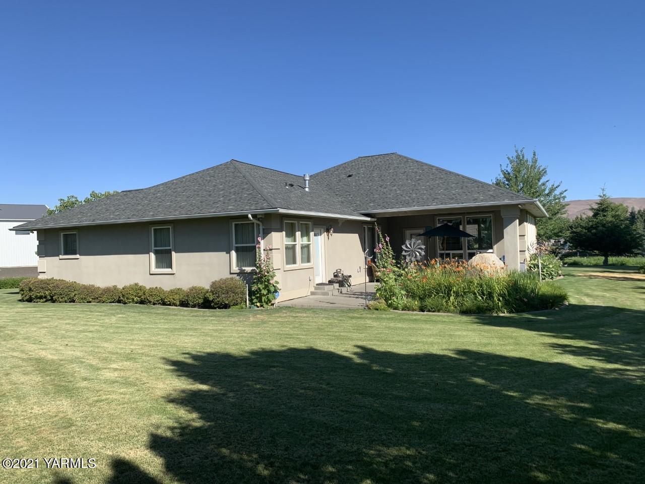 14841 Fisk Road Yakima, WA 98908 - Photo 4 of 59 a front view of a house with a garden