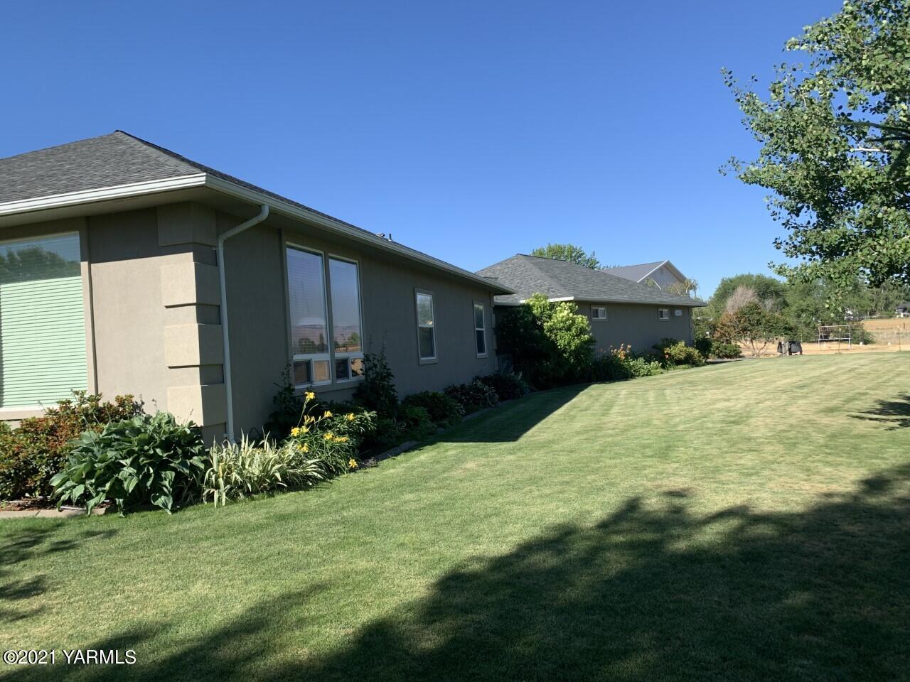 14841 Fisk Road Yakima, WA 98908 - Photo 5 of 59 a front view of a house with a yard