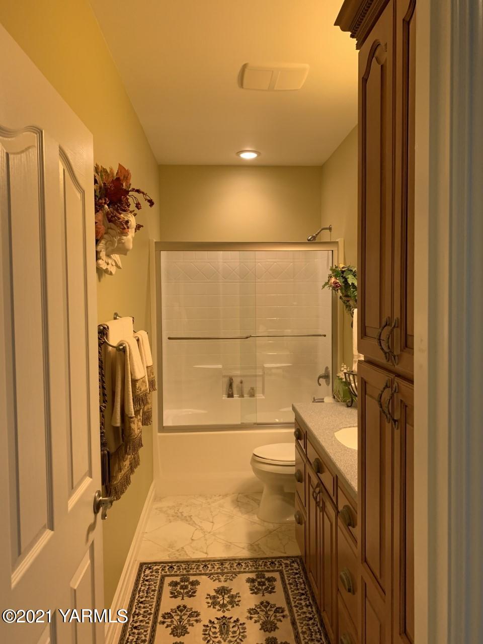 14841 Fisk Road Yakima, WA 98908 - Photo 44 of 59 a bathroom with a bathtub and a shower