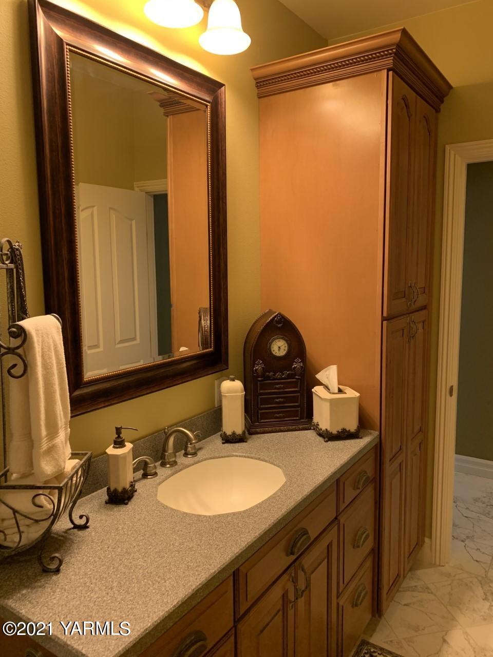 14841 Fisk Road Yakima, WA 98908 - Photo 45 of 59 a bathroom with a sink and a mirror