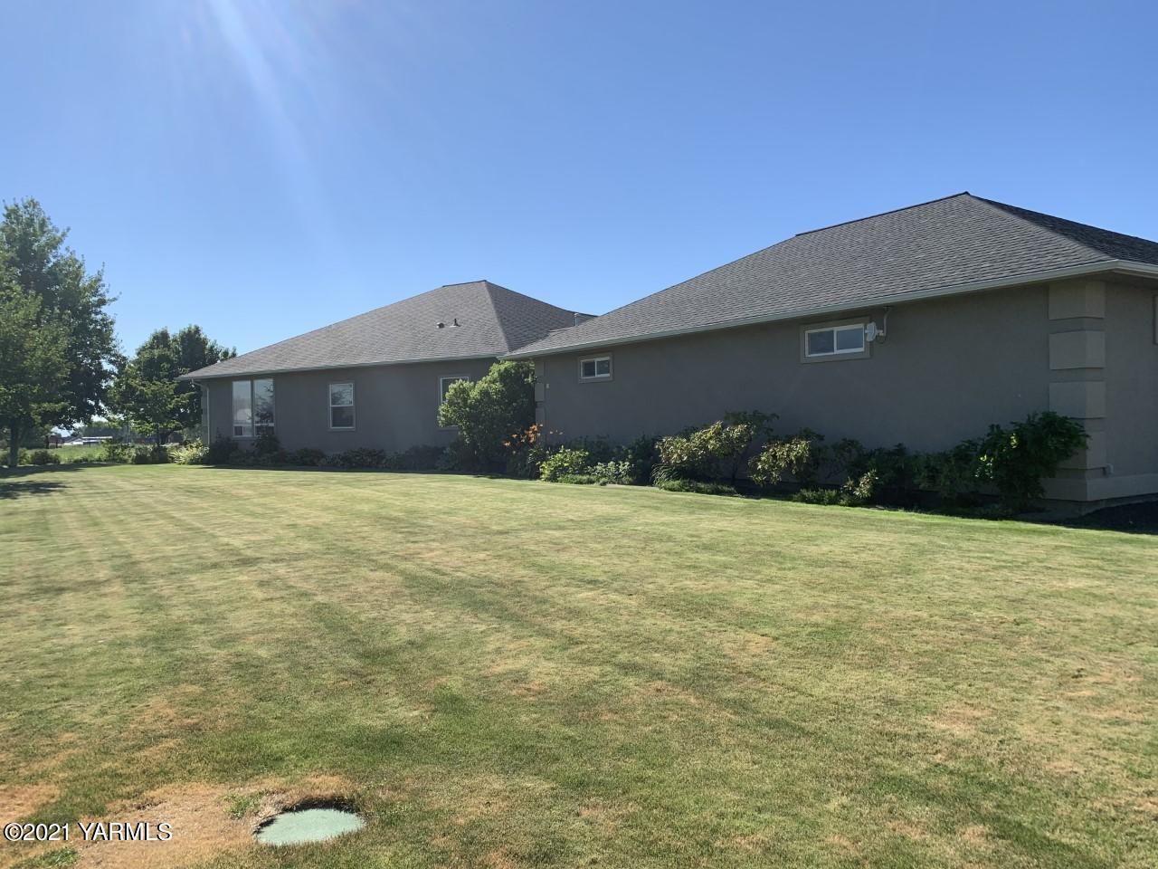 14841 Fisk Road Yakima, WA 98908 - Photo 6 of 59 a front view of a house with a yard